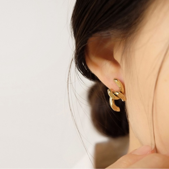 Half Link Chain Stud Earrings | Gold plated Stainless Steel - Picture 3 of 3